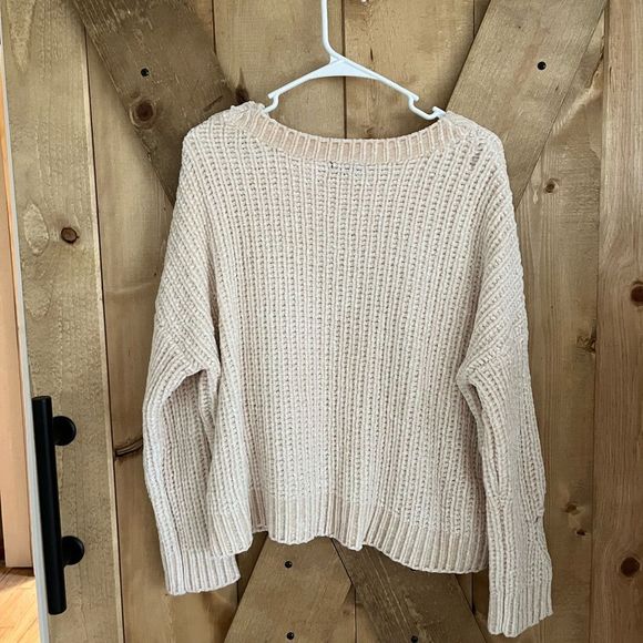 BASIC || Cream colored SOFT gorgeous Woman’s Sweater Knit - Picture 3 of 5